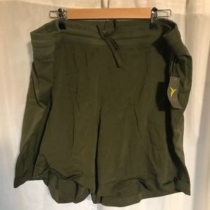 Old navy active mid-rise semi-fitted short xxl NWT